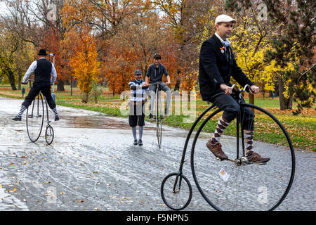 Penny Farthing Radrennen in historischer Kleidung Prag Tschechische Republik Traditionelles Stadtrennen Stockfoto