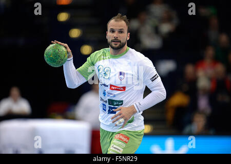 Hamburg, Deutschland. 7. November 2015. Sloweniens Uros Zorman in Aktion während der Supercup Herren Handball-match zwischen Brasilien und Slowenien in Hamburg, Deutschland, 7. November 2015. Foto: DANIEL REINHARDT/Dpa/Alamy Live News Stockfoto