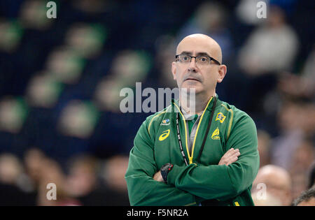 Hamburg, Deutschland. 7. November 2015. Brasiliens Trainer Jordi Ribera während der Supercup Herren Handball Spiel zwischen Brasilien und Slowenien in Hamburg, Deutschland, 7. November 2015. Foto: DANIEL REINHARDT/Dpa/Alamy Live News Stockfoto