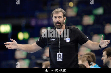 Hamburg, Deutschland. 7. November 2015. Sloweniens Trainer Veselin Vujovic Gesten während der Supercup Herren Handball Spiel zwischen Brasilien und Slowenien in Hamburg, Deutschland, 7. November 2015. Foto: DANIEL REINHARDT/Dpa/Alamy Live News Stockfoto