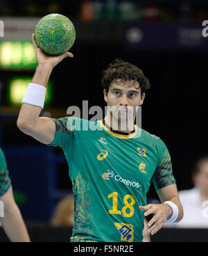 Hamburg, Deutschland. 7. November 2015. Brasiliens Felipe Borges in Aktion während der Supercup Herren Handball-match zwischen Brasilien und Slowenien in Hamburg, Deutschland, 7. November 2015. Foto: DANIEL REINHARDT/Dpa/Alamy Live News Stockfoto