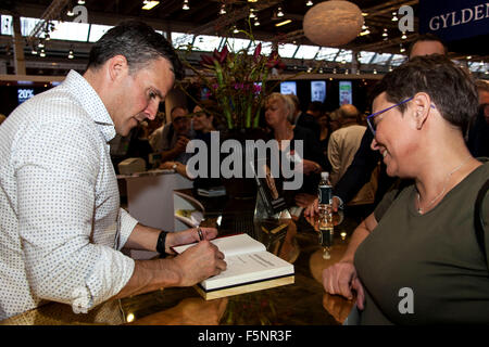 Kopenhagen, Dänemark, 7. November 2015. US-Botschafter in Dänemark, Herr Rufus Gifford, unterzeichnen die neue Biografie über ihn geschrieben von Stephanie Surruge. Bildnachweis: OJPHOTOS/Alamy Live-Nachrichten Stockfoto