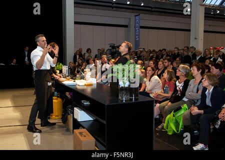 Kopenhagen, Dänemark, 7. November 2015. Botschafter ToDenmark, Mr. Rufus Gifford (C), bereitet Essen aus der großen amerikanischen Kochbuch in Kopenhagen Buchmesse zusammen mit dem Koch aus der Botschaft in Kopenhagen. Bildnachweis: OJPHOTOS/Alamy Live-Nachrichten Stockfoto