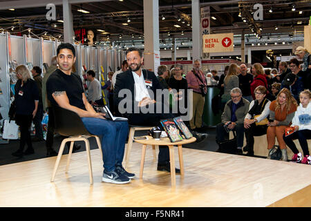 Kopenhagen, Dänemark, 7. November 2015. Autor und ehemaliger Minister, Manu Sareen (L), wird interviewt von Soren Anker Madsen über Sareen neues Buch für Kinder (Iqbal Farooq in Indien) in Copenhagen Buchmesse. Bildnachweis: OJPHOTOS/Alamy Live-Nachrichten Stockfoto