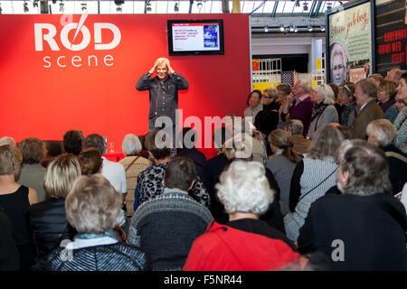 Kopenhagen, Dänemark, 7. November 2015. Schwedischen Autors Jan Guillou (Bühne) erzählt über sein neues Buch 'Blå Stjerne' (gelesen: Blue Star) in Kopenhagen Buchmesse. Bildnachweis: OJPHOTOS/Alamy Live-Nachrichten Stockfoto