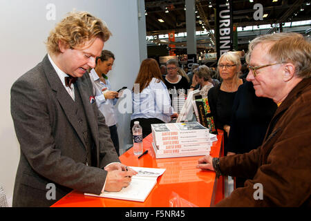 Kopenhagen, Dänemark, 7. November 2015. Autor Martin Bigum unterzeichnen sein neues Kunstbuch für Fans bei Kopenhagen Buchmesse. Bildnachweis: OJPHOTOS/Alamy Live-Nachrichten Stockfoto