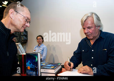 Kopenhagen, Dänemark, 7. November 2015. Schwedischen Autors Jan Guillou (Bühne) unterzeichnen sein neue Buch 'Blå Stjerne' (gelesen: Blue Star) für einen Fan in Kopenhagen Buchmesse. Bildnachweis: OJPHOTOS/Alamy Live-Nachrichten Stockfoto