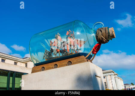 Nelsons Schiff in der Flasche von Yinka Shonibare National Maritime Museum, Greenwich Park London von Yinka Shonibare National Maritime Stockfoto