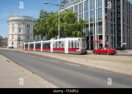 Wien, Österreich - 1. AUGUST 2015:view-Stop-Bus und Bus in der Altstadt in der Nähe Schwarzenbergplatz zum sowjetischen Ehrenmal am august 1, Stockfoto