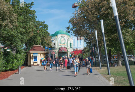 WIEN – 1. AUGUST: Menschen am Eingang zu den berühmten Vergnügungspark Prater am august 1, 2015 in Wien Stockfoto