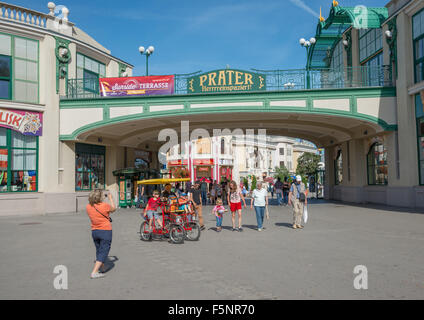 WIEN – 1. AUGUST: Menschen am Eingang zu den berühmten Vergnügungspark Prater am august 1, 2015 in Wien Stockfoto