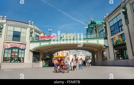 WIEN – 1. AUGUST: Menschen am Eingang zu den berühmten Vergnügungspark Prater am august 1, 2015 in Wien Stockfoto