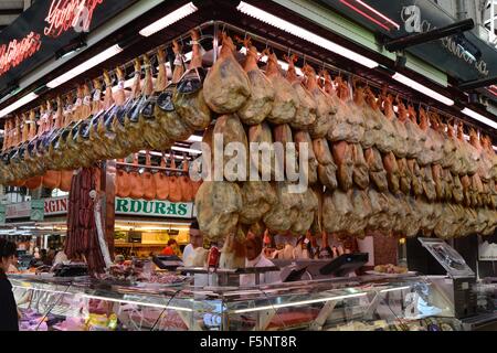 Zentralmarkt in Valencia, Spanien. Wurstwaren-Stall. Charcuterie. Stockfoto