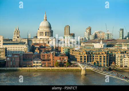 St Pauls Cathedral Millenium Brücke Fluss Themse London Stadtbild Stockfoto