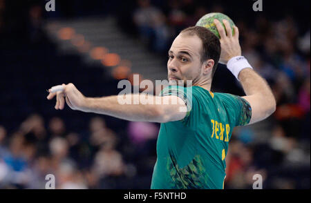 Hamburg, Deutschland. 7. November 2015. Brasiliens Henrique Teixeira in Aktion während der Supercup Herren Handball-match zwischen Brasilien und Slowenien in Hamburg, Deutschland, 7. November 2015. Foto: DANIEL REINHARDT/Dpa/Alamy Live News Stockfoto