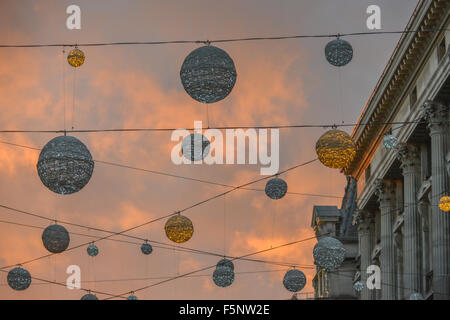 London, UK. 7. November 2015. Oxford Street, UK. 7. November 2015. Sonnenuntergang auf der Oxford Street. Bildnachweis: Matthew Chattle/Alamy Live-Nachrichten Stockfoto