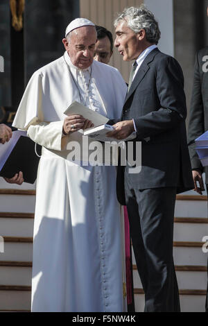 Vatikanstadt, Vatikan. 7. November 2015. Tito Boeri (R), italienischen Nationalen Versicherungsinstitutes Präsident begrüßt Papst Francis während der Audienz beim INPS Arbeiter in dem Petersplatz im Vatikan. Papst Francis am Samstag begrüßte Mitarbeiter des italienischen Nationalen Versicherungsinstitutes in St. Peter-Platz, wo er, wie wichtig es ist betont, die würde der Arbeit und Arbeitnehmer zu unterstützen. Bildnachweis: Giuseppe Ciccia/Pacific Press/Alamy Live-Nachrichten Stockfoto