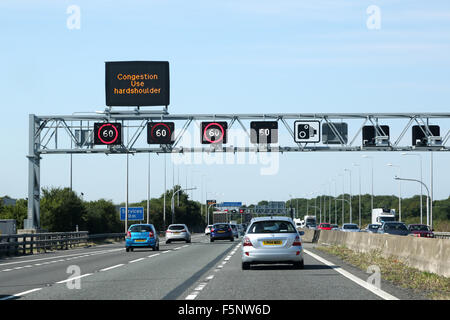 Der Verkehr auf der Autobahn m5.. Eine obenliegende Gantry zeigt Stauwarnungen voraus und Höchstgeschwindigkeit von 60 mph. speed Kameras sind an der Gantry positioniert Stockfoto