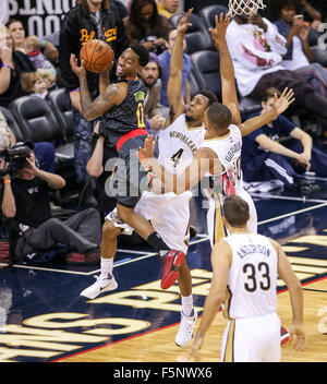 New Orleans, LA, USA. 6. November 2015. Atlanta Hawks Guard Jeff Teague (0) verliert die Kontrolle über den Ball als New Orleans Pelikane Ish Smith (4 bewachen) und Guard Eric Gordon (10) verteidigen das Netz während des Spiels zwischen den Atlanta Hawks und New Orleans Pelikane im Smoothie King Center in New Orleans, Louisiana Atlanta Hawks besiegen New Orleans Pelikane 121-115. Stephen Lew/CSM/Alamy Live-Nachrichten Stockfoto