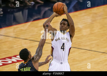 New Orleans, LA, USA. 6. November 2015. New Orleans Pelikane bewachen Ish Smith (4) während des Spiels zwischen den Atlanta Hawks und New Orleans Pelikane im Smoothie King Center in New Orleans, Louisiana Atlanta Hawks besiegen New Orleans Pelikane 121-115. Stephen Lew/CSM/Alamy Live-Nachrichten Stockfoto