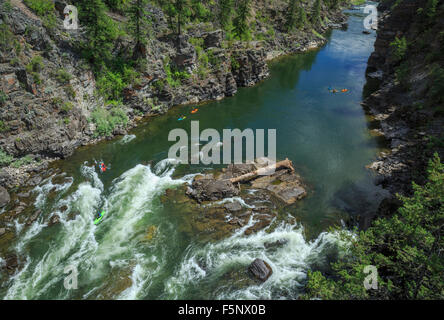 Kajakfahrer schießen Fang Stromschnellen am Clark Fork River in Alberton Schlucht in der Nähe von Alberton, montana Stockfoto