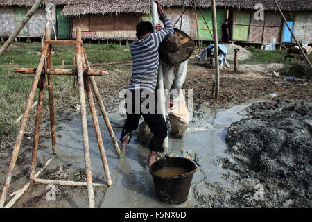 Sumatra, Indonesien. 7. November 2015. Arbeiter Bohren Rohöl zu Benzin in das Dorf Telaga Said, Langkat, Nord-Sumatra, Indonesien am 7. November 2015 verarbeitet werden. Gewinnung von Erdöl in dem, was ist bekannt als die ewige Ölfelder mit traditionellen Methoden und einfache Ausstattung. Die Lage des Öls, der Rest der niederländischen Kolonialzeit befindet sich in Palmöl-Plantagen ist einer der größten Öl behält sich in Indonesien mit dem End Ergebnis Kerosin und Diesel. Bildnachweis: Ivan Damanik/Alamy Live-Nachrichten Stockfoto