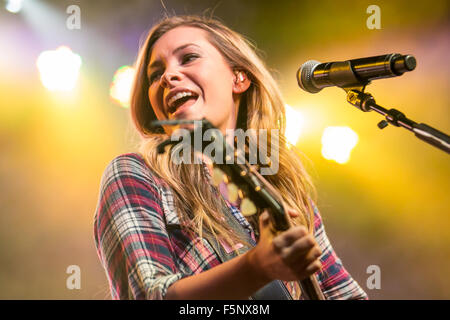 Detroit, Michigan, USA. 6. November 2015. TAYLOR-DYE von Maddie & Tae führt während der "beginnen hier Tour" in Saint Andrews Hall. Bildnachweis: Marc Nader/ZUMA Draht/Alamy Live-Nachrichten Stockfoto