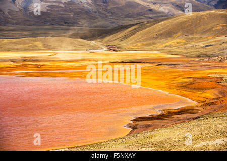 Laguna Miluni ist ein Stausee, gespeist von Glazial-Schmelzwasser aus den Anden Gipfel des Huayna Potosi in den bolivianischen Anden. Als Klima-ch Stockfoto