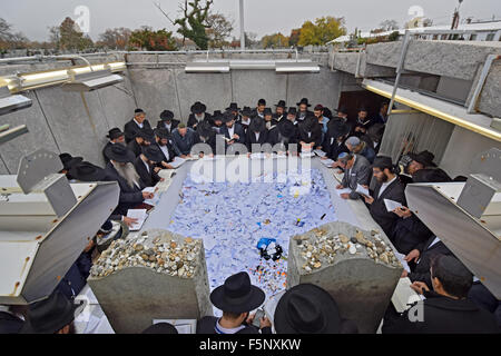 Blick von oben auf die Ohel am Montefiore Friedhof in Cambria Heights, Queens, New York Stockfoto