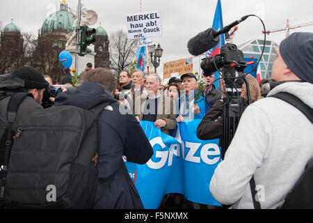 Berlin, Deutschland. 7. November 2015. Demonstration durch deutsche Partei AfD in Berlin, Deutschland. Presse-Abdeckung.  Alexander Gauland und Beatrix von Storch. Stockfoto