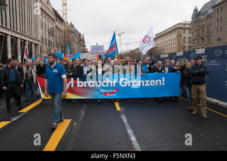 Berlin, Deutschland. 7. November 2015. Demonstration durch deutsche Partei AfD in Berlin, Deutschland. Frauke Petry, Alexander Gauland und Beatrix von Storch. Banner: "Asyl braucht Grenzen". Stockfoto