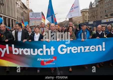 Berlin, Deutschland. 7. November 2015. Demonstration durch deutsche Partei AfD in Berlin, Deutschland. Frauke Petry, Alexander Gauland und Beatrix von Storch. "Asyl braucht Grenzen" Stockfoto