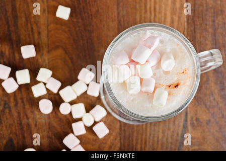Draufsicht auf die heiße Schokolade mit marshmallows Stockfoto