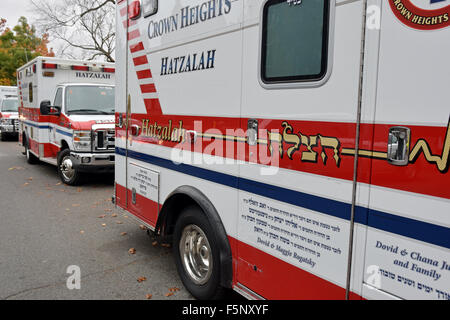 Crown Heights Hatzalah Krankenwagen aufgereiht auf Eastern Parkway in Brooklyn, New York Stockfoto