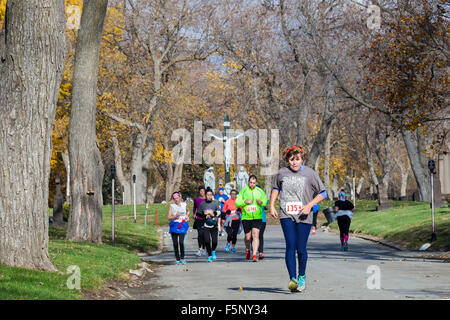 Detroit, Michigan/USA. Läufer auf dem Holy Cross Cemetery beim jährlichen Lauf des Rennens tot 5K / 10K. Die Veranstaltung feiert der mexikanischen Tag der Toten-Tradition, mit vielen Läufern in Kostümen oder Gesichter gemalt. Bildnachweis: Jim West/Alamy Live-Nachrichten Stockfoto