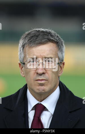 Verona, Italien. 7. November 2015. Claudio Fenucci Bologna Manager während der italienischen Serie A-Fußballspiel zwischen Hellas Verona FC V FC Bologna Bentegodi-Stadion am 7. November 2015 in Verona. Bildnachweis: Andrea Spinelli/Alamy Live-Nachrichten Stockfoto