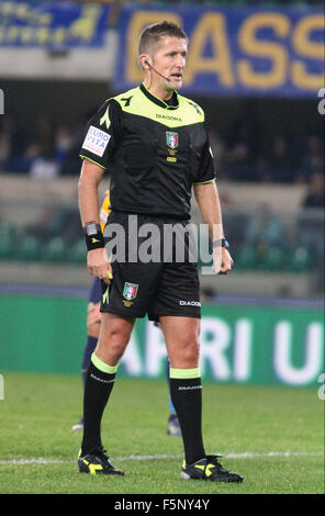 Verona, Italien. 7. November 2015. Schiedsrichter Daniele Orsato blickt in die italienische Serie A Fußballspiel zwischen Hellas Verona FC V FC Bologna Bentegodi-Stadion am 7. November 2015 in Verona. Bildnachweis: Andrea Spinelli/Alamy Live-Nachrichten Stockfoto