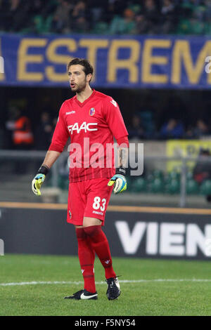 Verona, Italien. 7. November 2015. Bolognas Torhüter blickt in die italienische Serie A Fußballspiel zwischen Hellas Verona FC V FC Bologna Bentegodi-Stadion am 7. November 2015 in Verona. Bildnachweis: Andrea Spinelli/Alamy Live-Nachrichten Stockfoto