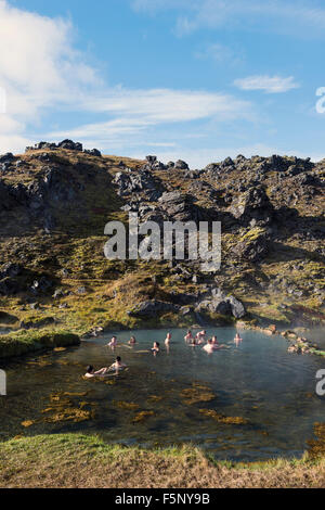 Baden in heißen Quellen, Island Stockfoto