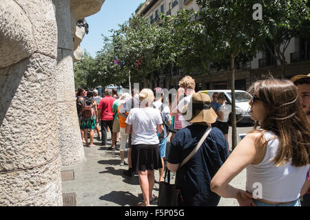 Touristen-Queueing, können aber Tickets online, außerhalb La Pedrera, entworfen vom Architekten Antoni Gaudi in Barcelona, Katalonien, Spanien Stockfoto