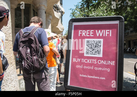 Touristen-Queueing, können aber Tickets online, außerhalb La Pedrera, entworfen vom Architekten Antoni Gaudi in Barcelona, Katalonien, Spanien Stockfoto