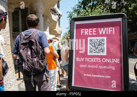 Touristen-Queueing, können aber Tickets online, außerhalb La Pedrera, entworfen vom Architekten Antoni Gaudi in Barcelona, Katalonien, Spanien Stockfoto