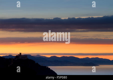 Sonnenuntergang in Igeldo Berg, Donostia - San Sebastián, Gipuzkoa, Baskenland. Stockfoto