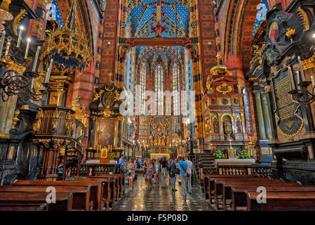 Innenaufnahme mit reichen Verzierungen der Kirche der Gottesmutter angenommen in Himmel oder St. Marien Basilika am Markt Platz von Krakau Stockfoto