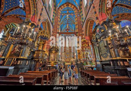 Innenaufnahme mit reichen Verzierungen der Kirche der Gottesmutter angenommen in Himmel oder St. Marien Basilika am Markt Platz von Krakau Stockfoto