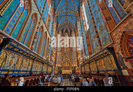 Innenaufnahme mit reichen Verzierungen der Kirche der Gottesmutter angenommen in Himmel oder St. Marien Basilika am Markt Platz von Krakau Stockfoto