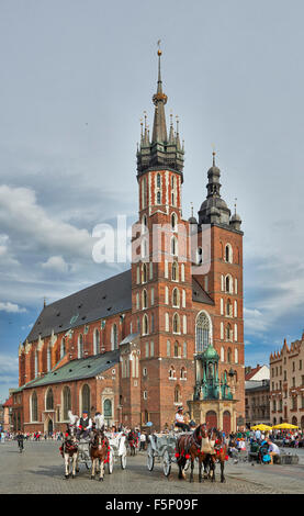 Pferdekutsche vor Kirche der Gottesmutter angenommen in Himmel oder St. Marien Basilika am Marktplatz, Krakau, Polen Stockfoto