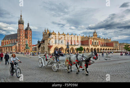 Pferdekutsche vor Kirche der Gottesmutter angenommen in Himmel oder St. Marien Basilika am Marktplatz, Krakau, Polen Stockfoto