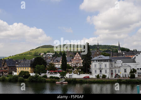 Traben-Trarbach sind Partnerstädte auf beiden Seiten von einer Kurve in die Mosel in Deutschland. Diese Ansicht zeigt die Stadt Traben Stockfoto