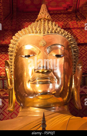 Die größte Buddha-Statue, Wat Phanan Choeng in Ayutthaya. Stockfoto